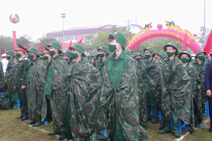 Xúc động lễ giao nhận hơn 4.200 tân binh thủ đô Hà Nội lên đường nhập ngũ năm 2023 - Ảnh 9.