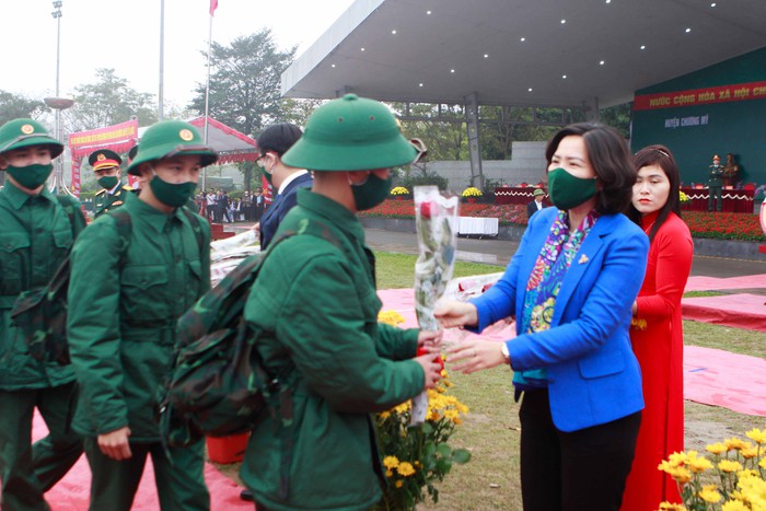 Xúc động lễ giao nhận hơn 4.200 tân binh thủ đô Hà Nội lên đường nhập ngũ năm 2023 - Ảnh 13.