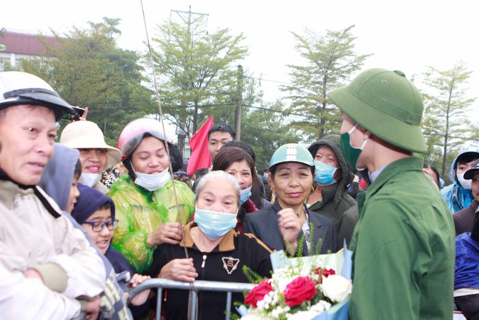 Xúc động lễ giao nhận hơn 4.200 tân binh thủ đô Hà Nội lên đường nhập ngũ năm 2023 - Ảnh 15.
