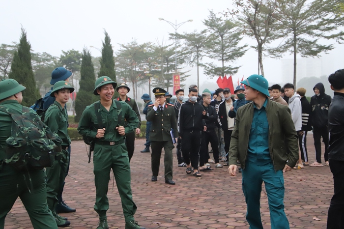 Xúc động lễ giao nhận hơn 4.200 tân binh thủ đô Hà Nội lên đường nhập ngũ năm 2023 - Ảnh 1.
