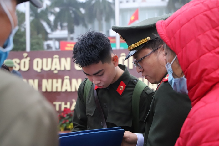 Xúc động lễ giao nhận hơn 4.200 tân binh thủ đô Hà Nội lên đường nhập ngũ năm 2023 - Ảnh 2.