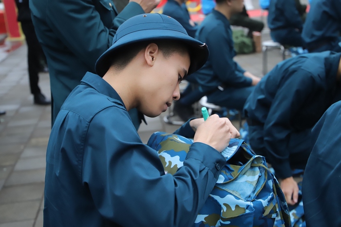 Xúc động lễ giao nhận hơn 4.200 tân binh thủ đô Hà Nội lên đường nhập ngũ năm 2023 - Ảnh 10.