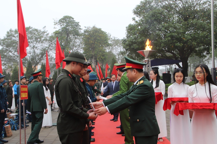 Xúc động lễ giao nhận hơn 4.200 tân binh thủ đô Hà Nội lên đường nhập ngũ năm 2023 - Ảnh 7.
