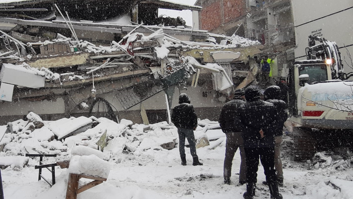 Mưa lạnh và tuyết rơi dày khiến cho công tác cứu hộ ở Thổ Nhĩ Kỳ trở nên khó khăn gấp bội - Ảnh 3.