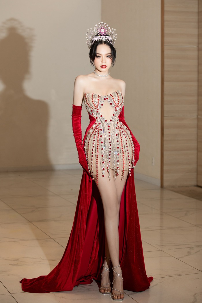 Nhìn kỹ váy tân Hoa hậu Việt Nam để thấy chi tiết vô cùng táo bạo - Ảnh 6.