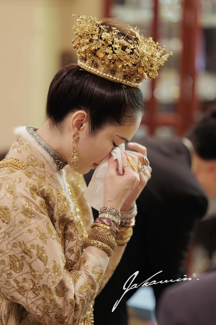 Ảnh nét căng trong hôn lễ của mỹ nhân chuyển giới Nong Poy: Cô dâu không cầm được nước mắt trong ngày trọng đại - Ảnh 8.