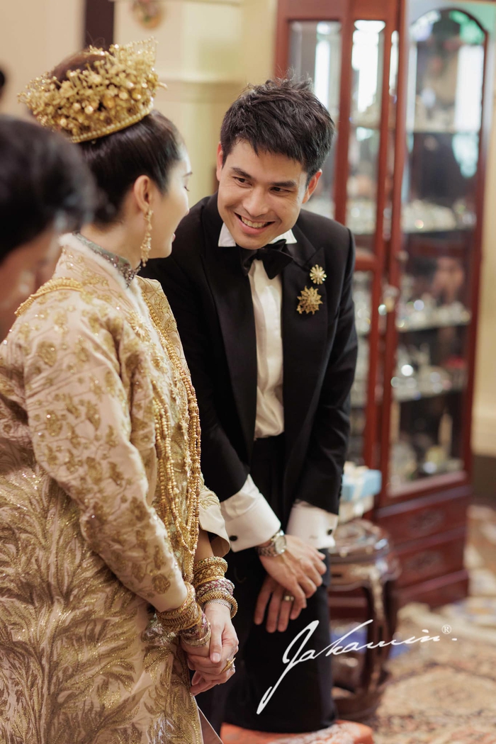 Ảnh nét căng trong hôn lễ của mỹ nhân chuyển giới Nong Poy: Cô dâu không cầm được nước mắt trong ngày trọng đại - Ảnh 9.