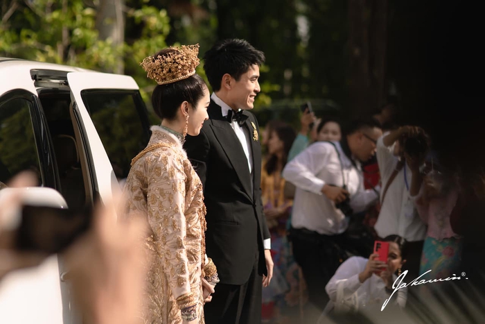Ảnh nét căng trong hôn lễ của mỹ nhân chuyển giới Nong Poy: Cô dâu không cầm được nước mắt trong ngày trọng đại - Ảnh 1.