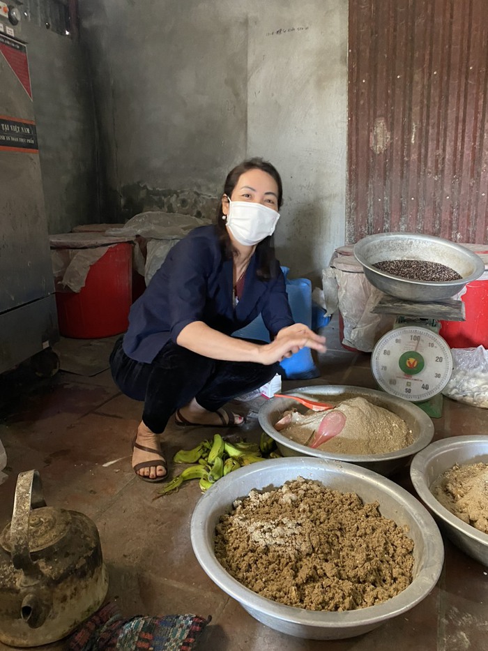 Chị Nguyễn Thị Ngọc dùng men vi sinh IMO để xử lý rác thải