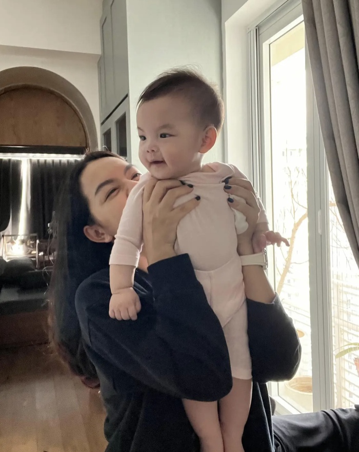 Phạm Quỳnh Anh khoe cận diện mạo con gái út hơn 7 tháng tuổi - Ảnh 1.