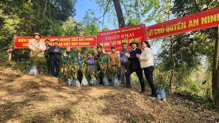 Lạng Sơn: Tặng 1.200 cây tre các gia đình thực hiện mô hình &quot;Luỹ tre biên giới Việt&quot; - Ảnh 1.