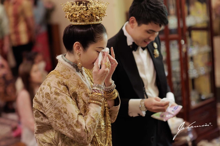 Ảnh nét căng trong hôn lễ của mỹ nhân chuyển giới Nong Poy: Cô dâu không cầm được nước mắt trong ngày trọng đại - Ảnh 7.