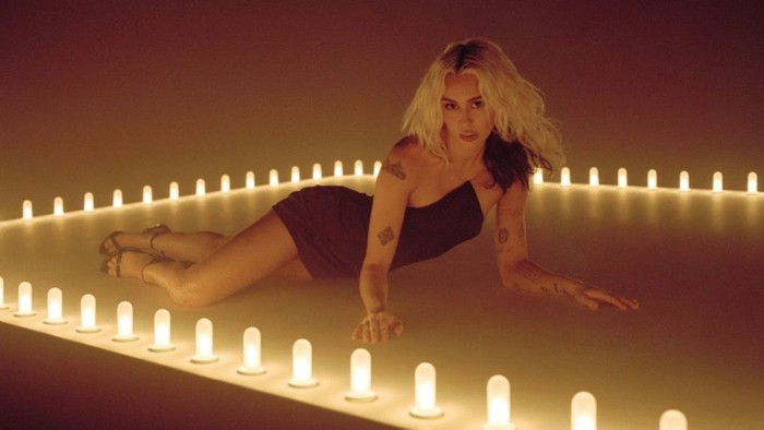Miley Cyrus tắm chung với 14 chàng trai 6 múi trong MV mới, lời bài hát có yếu tố 18+ - Ảnh 1.