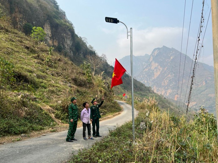 Đồn biên phòng Si Ma Cai tuyên truyền về phòng chống tảo hôn và bạo lực gia đình trong “Tháng Ba biên giới”  - Ảnh 2.