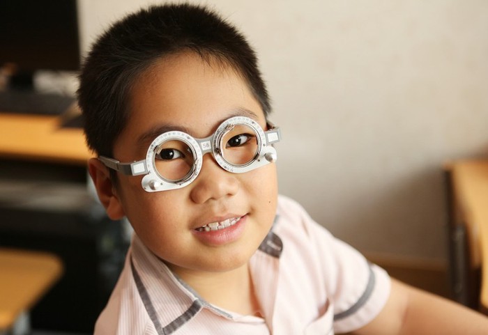 Cậu bé mắc bệnh nhược thị phải thường xuyên dán một bên mắt như hải tặc - Ảnh 2.