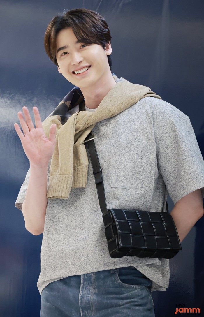 IU và Lee Jong Suk có túi đôi đắt bằng... oto, hoá ra đến từ thương hiệu netizen &quot;nhẵn mặt&quot; - Ảnh 2.