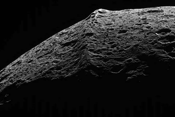 Tại sao có nhà khoa học nghi ngờ &quot;dấu hàn&quot; được tìm thấy trên bề mặt Iapetetus là một con tàu vũ trụ bị bỏ rơi? - Ảnh 6.