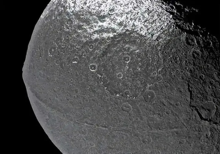 Tại sao có nhà khoa học nghi ngờ &quot;dấu hàn&quot; được tìm thấy trên bề mặt Iapetetus là một con tàu vũ trụ bị bỏ rơi? - Ảnh 8.