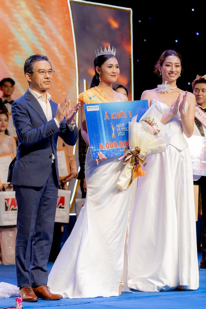 Hoa hậu Lương Thuỳ Linh có hành động &quot;ẵm&quot; điểm 10 tinh tế khi trao vương miện tại trường đại học - Ảnh 1.