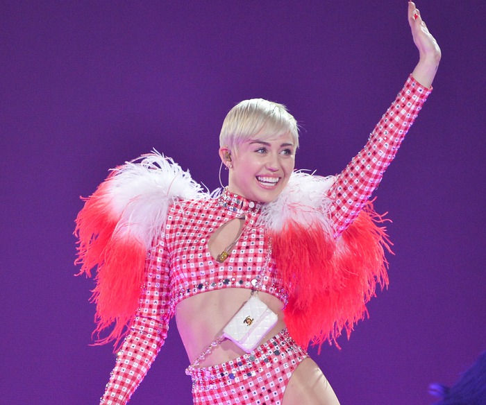 Miley Cyrus và cú bắt tay Disney sau 13 năm im lặng: &quot;Mừng em trở về nhà&quot; - Ảnh 2.