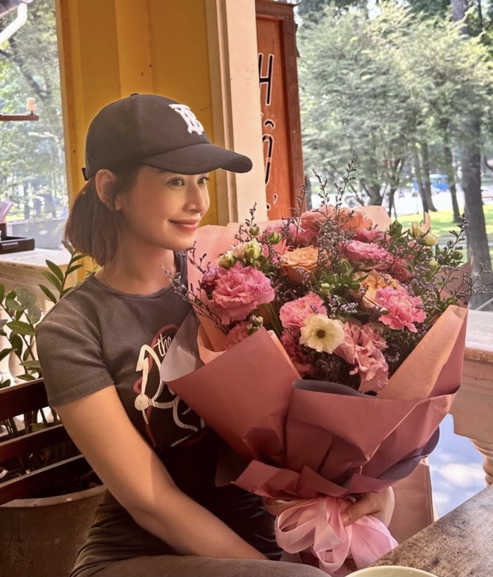 Trước thềm đám cưới, Linh Rin bất ngờ tặng hoa và nhắn nhủ điều này với bạn thân Chi Pu  - Ảnh 1.