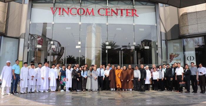 Đại diện 32 tổ chức tôn giáo trên địa bàn TPHCM cùng tham quan những công trình trọng điểm - Ảnh 3.