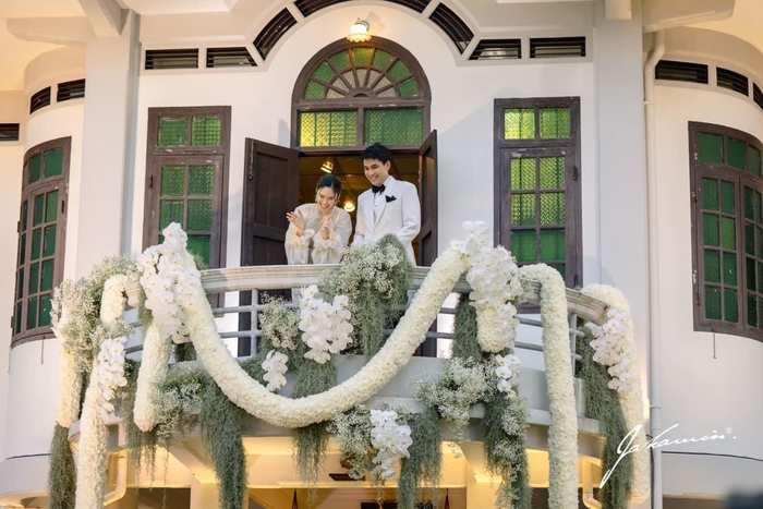 Nong Poy tổ chức tiệc cưới ở dinh thự nhà chồng: Cô dâu tung hoa cưới từ ban công, dàn sao hạng A có mặt - Ảnh 6.