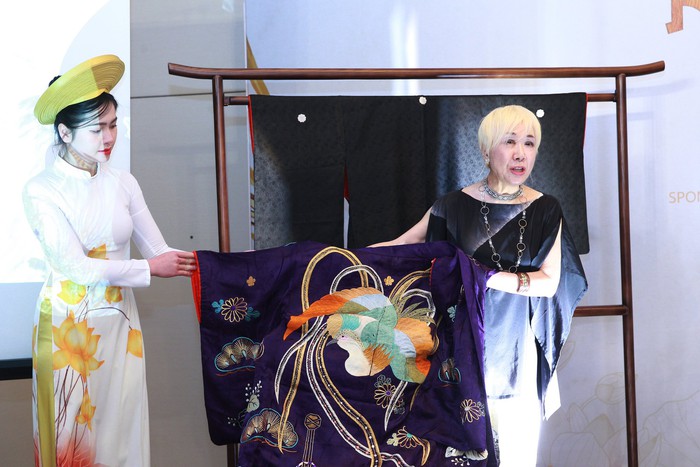 Nhà thiết kế Nhật Bản kể câu chuyện thời đại qua sự kết hợp của kimono và tà áo dài Việt Nam - Ảnh 3.