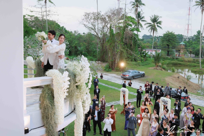 Nong Poy tổ chức tiệc cưới ở dinh thự nhà chồng: Cô dâu tung hoa cưới từ ban công, dàn sao hạng A có mặt - Ảnh 5.