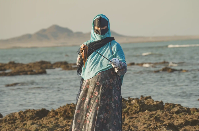 Vùng đất nơi nữ giới sơn móng tay, mặc áo dài truyền thống nhưng cầm lao ra biển săn mực, nghề nghiệp độc đáo nhưng sắp đến hồi kết - Ảnh 1.