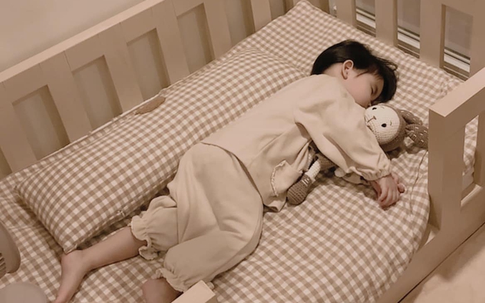 Em bé 2,5 tuổi tự ngủ trong phòng riêng theo phong cách Hàn Quốc bố mẹ thiết kế 