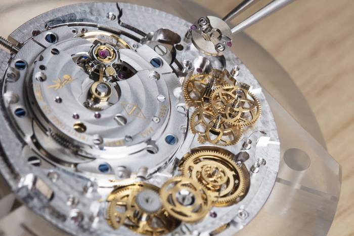 Độc lạ đồng hồ kiểu người giàu: Giá gần 7 tỷ nhưng mỏi mắt đếm hoa để xem giờ - Ảnh 4.
