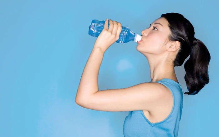 Sự thật về thói quen uống nước tăng lực để bù nước vào mùa hè