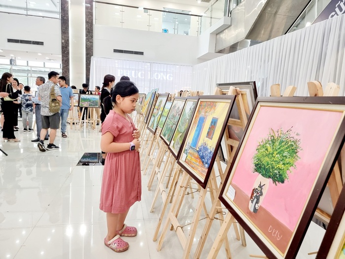 Họa sĩ Lương Giang mở triển lãm tranh cho 8 học sinh mắc hội chứng tự kỷ - Ảnh 3.