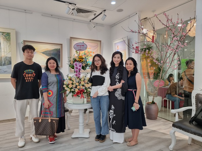 Họa sĩ Lương Giang mở triển lãm tranh cho 8 học sinh mắc hội chứng tự kỷ - Ảnh 5.