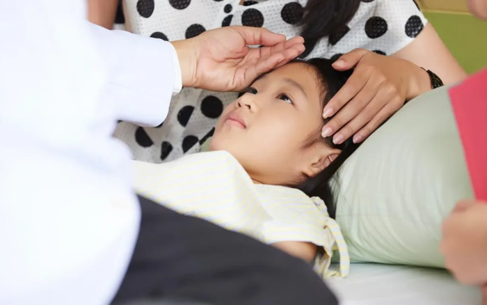 Hối hận tột cùng khi vô tình đọc được bức thư con giấu trong sách vở