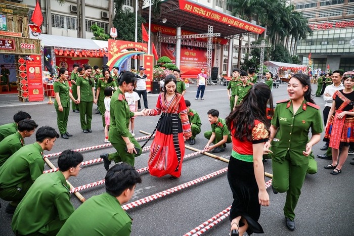 Hội trại “Tiếp lửa truyền thống” hướng đến kỷ niệm 55 năm ngày thành lập Học viện CSND - Ảnh 8.