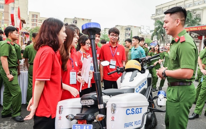 Hội trại “Tiếp lửa truyền thống” hướng đến kỷ niệm 55 năm ngày thành lập Học viện CSND - Ảnh 9.