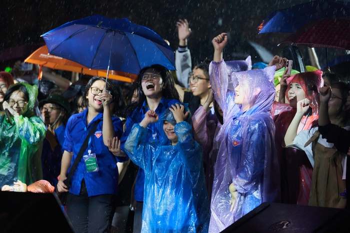 Các bạn trẻ hào hứng thưởng thức âm nhạc giữa mưa