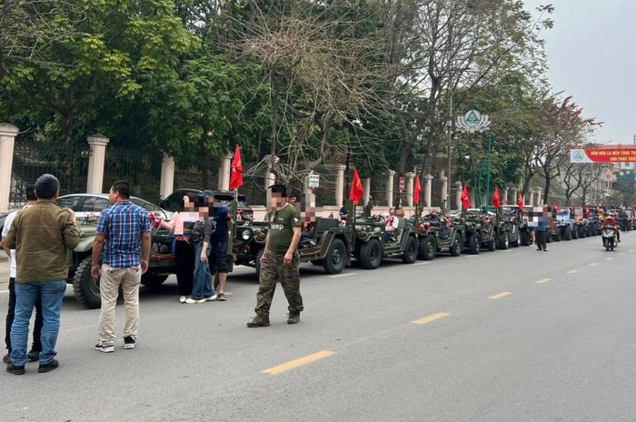 Tạm giữ nhiều xe Jeep trong đoàn xe rước dâu ở Thái Nguyên do không rõ pháp lý - Ảnh 1.
