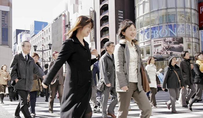 Thế hệ độc thân ký sinh ở Nhật: Đã lớn quá nhưng vẫn ăn bám, sống phụ thuộc vào tiền hưu của bố mẹ, trở thành gánh nặng cho cả xã hội - Ảnh 3.