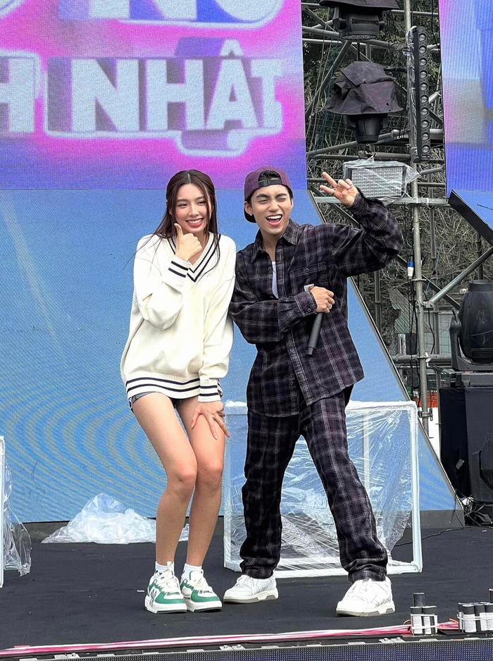 MONO chung khung hình với Thuỳ Tiên, dân tình thích thú: "Nữ idol chụp cùng fan nhí" - Ảnh 1.