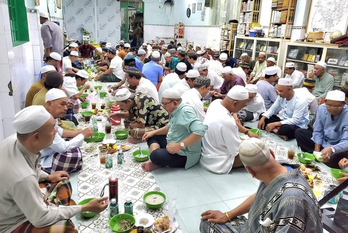 Cộng đồng Hồi giáo tại TPHCM đang thực hiện tháng ăn chay Ramadan - Ảnh 2.