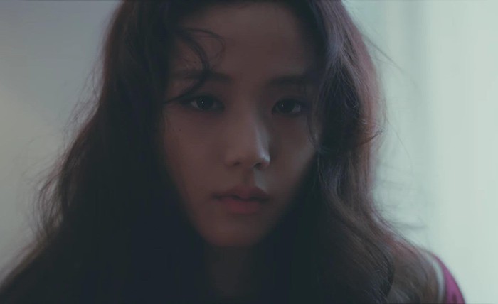 YG kịp thời ra tay xóa “sạn&quot; trong MV debut solo của Jisoo?  - Ảnh 1.