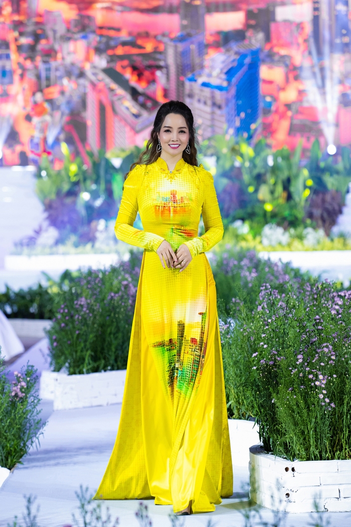 Diễn viên Mai Thu Huyền trong một thiết kế “Ngọc Viễn Đông” thể hiện vẻ đẹp của TP Hồ Chí Minh trên nền chất liệu nhung ánh vàng được xử lý theo phong cách mosai