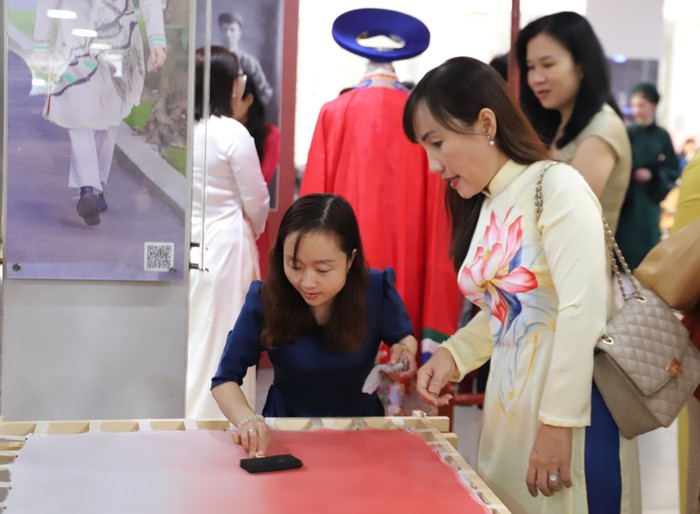 Bạn bè quốc tế cùng trải nghiệm cách nhuộm vải áo dài truyền thống của Việt Nam  - Ảnh 5.
