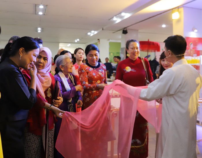 Bạn bè quốc tế cùng trải nghiệm cách nhuộm vải áo dài truyền thống của Việt Nam  - Ảnh 2.