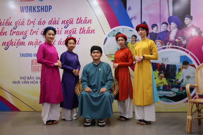 Bạn bè quốc tế cùng trải nghiệm cách nhuộm vải áo dài truyền thống của Việt Nam  - Ảnh 5.