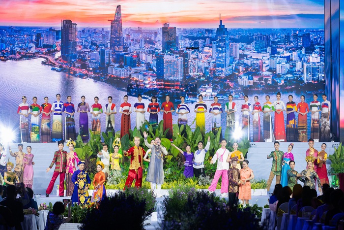 Trong Lễ hội Áo dài TP Hồ Chí Minh lần thứ còn có phần trình diễn kết hợp giữa BST “Áo dài thế giới như tôi thấy” của Đỗ Trịnh Hoài Nam và trang phục truyền thống các quốc gia trên thế giới, thể hiện tinh thần hòa bình, hữu nghị của Lễ hội