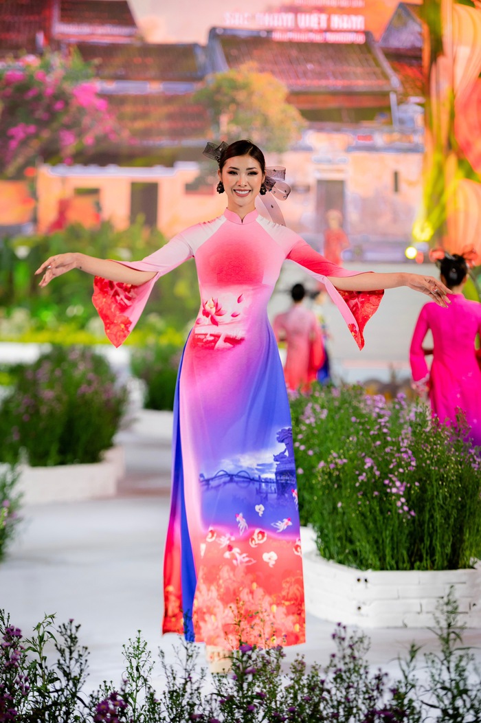 Miss Tourism World 2019 - Hoa hậu Du lịch Thế giới 2019  Tường Vy trong tà áo dài với hình ảnh Đà Nẵng